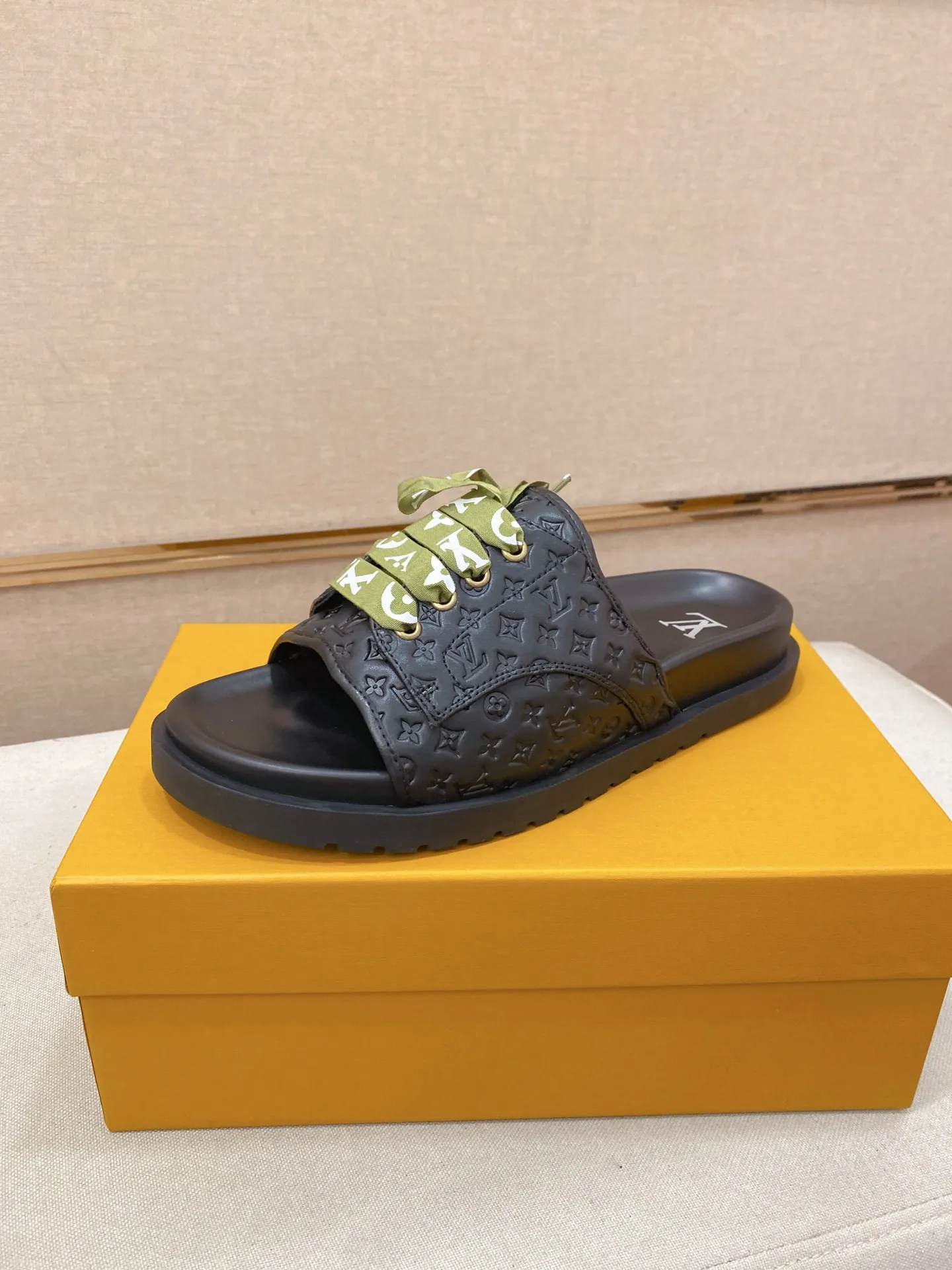Men's shoes 💰: 340💰Made by LV🔍Top purchasing agents. Men's spring and summer slippers are available at the same counter. The uppers are imported cowhide from Italy, with logo graphics and high-quality craftsmanship. Soles: original soles specially provided by the original factory. Exclusive movable molded soles are super comfortable. Original goods follow orders. 🔍🔍High quality. You can enter and exit the counter at will. Welcome to compare. Size 38-44.